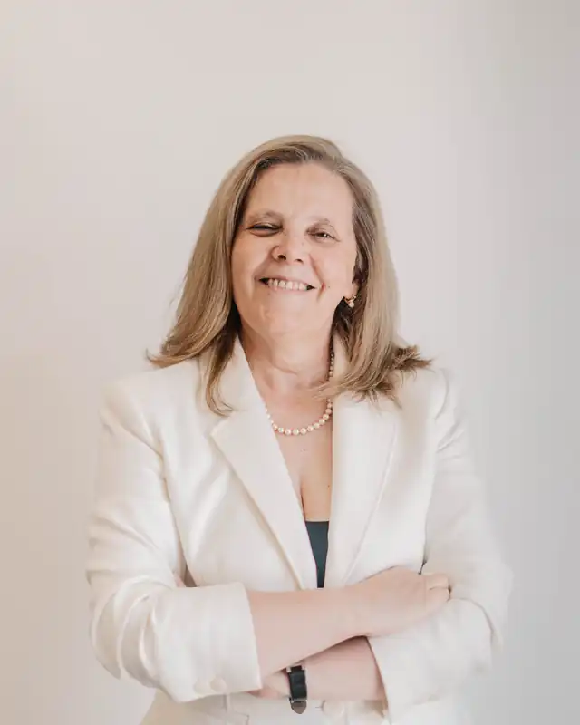 Anabela Candeias, direcção técnica e executiva, de blazer claro, de braços cruzados, a sorrir.