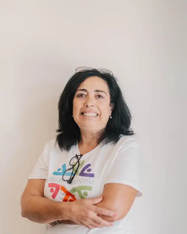 Susana Machado, técnica social, com a camisola da instituição, a sorrir.
