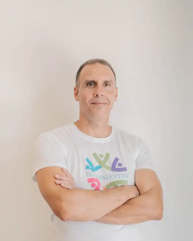 Bruno Valentim, vice-presidente da direcção, com a camisola da instituição, de braços cruzados.
