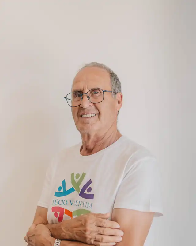 Gabriel Valentim, presidente da direcção, com a camisola da instituição, de óculos.