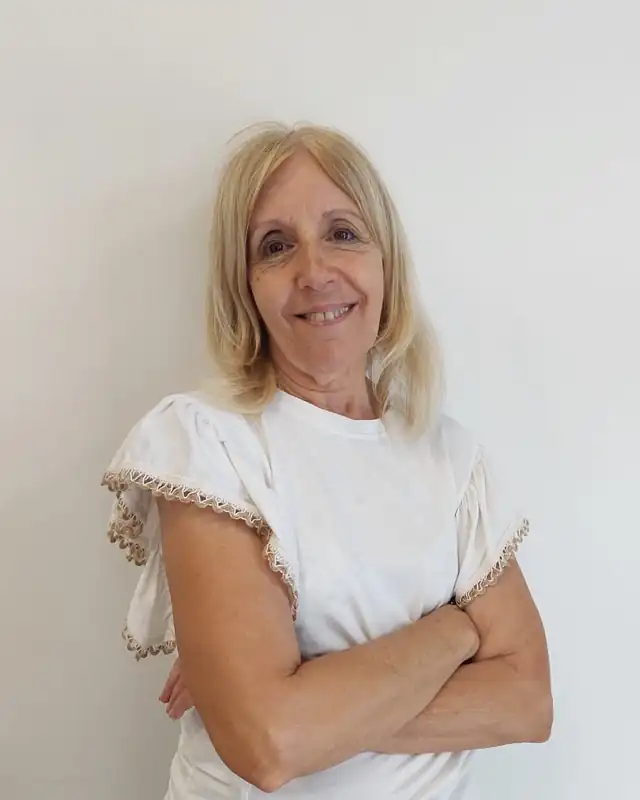 Fátima Valentim, tesoureira da direcção, de camisola branca e braços cruzados, a sorrir.