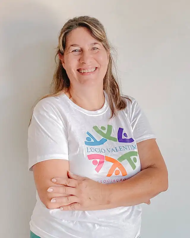 Florbela Valentim, presidente da assembleia geral, com a camisola da instituição, de braços cruzados.