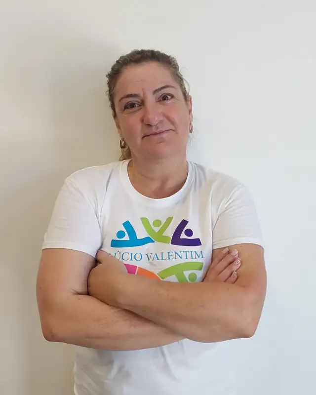 Sandra Figueiredo, equipa técnica, de camisola branca da associação e braços cruzados.