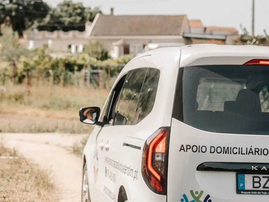 A carrinha da associação, com a chapa «Apoio Domiciliário», no caminho da horta.