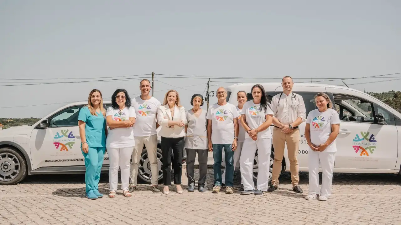 A equipa da associação, em frente às carrinhas do apoio domiciliário.