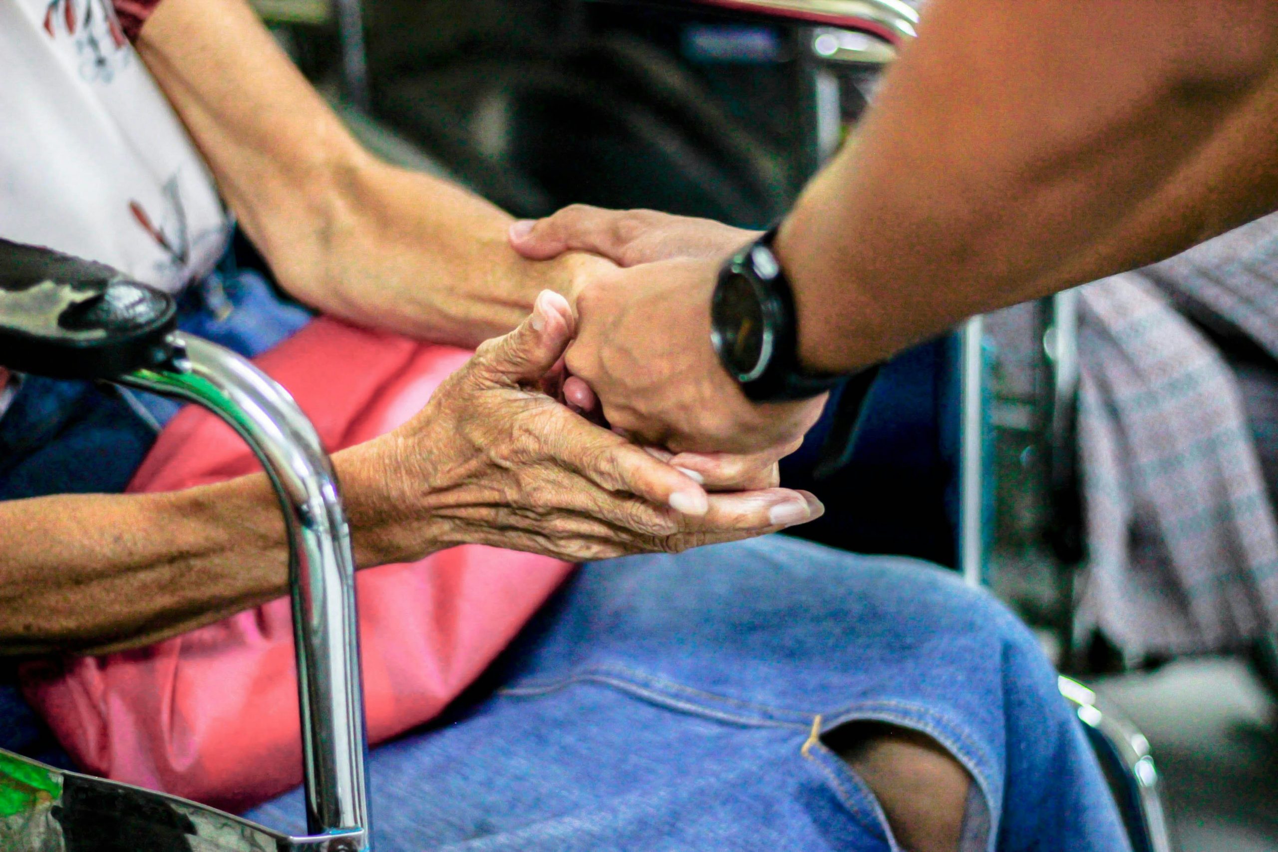 Uma funcionária da Lúcio Valentim demonstra carinho e cuidado ao apoiar uma idosa, reforçando o compromisso da associação em proporcionar conforto, dignidade e bem-estar a quem mais precisa.
